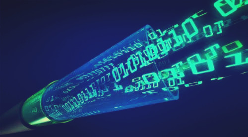 光纖傳輸?shù)暮喗?/></p><p><strong>二、光纖傳輸構(gòu)成</strong></p><p>點(diǎn)到點(diǎn)的光學(xué)傳輸系統(tǒng)由三個(gè)基本部分構(gòu)成：產(chǎn)生光信號(hào)的光發(fā)送機(jī)、攜帶光信號(hào)的光纜和接收光信號(hào)的光接收機(jī)。光纖是一種采用玻璃作為波導(dǎo)，以光的形式將信息從一端傳送到另一端的技術(shù)。今天的低損耗玻璃光纖相對于早期發(fā)展的傳輸介質(zhì)，幾乎不受帶寬限制并具有獨(dú)一無二的優(yōu)勢。</p><p style=